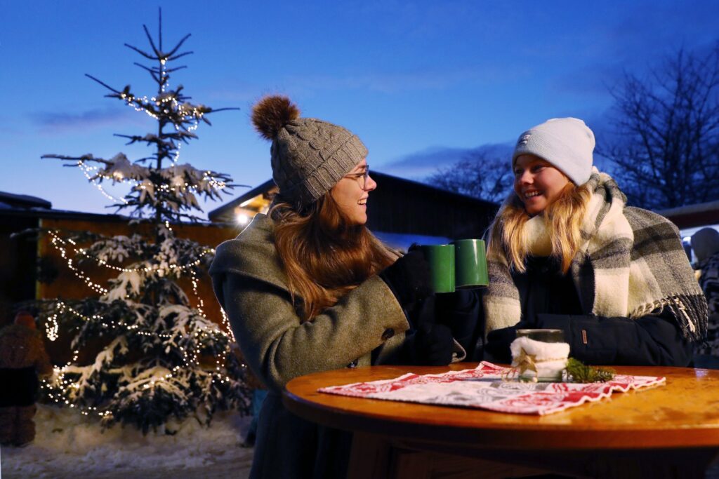 Dirndlhoheiten Anna und Christina beim Advent im Dirndltal 2023