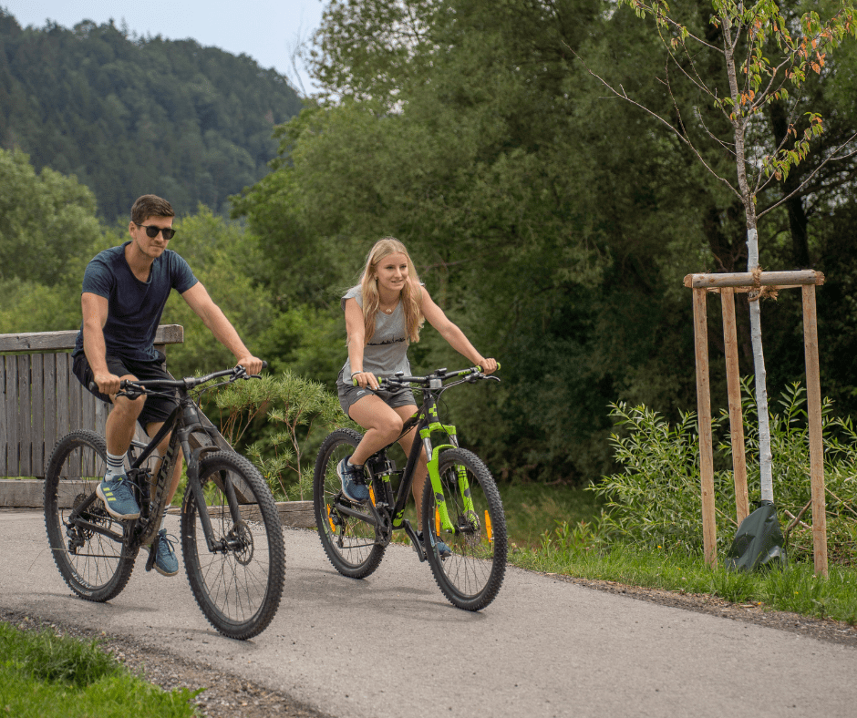 junger mann und junge frau auf rädern