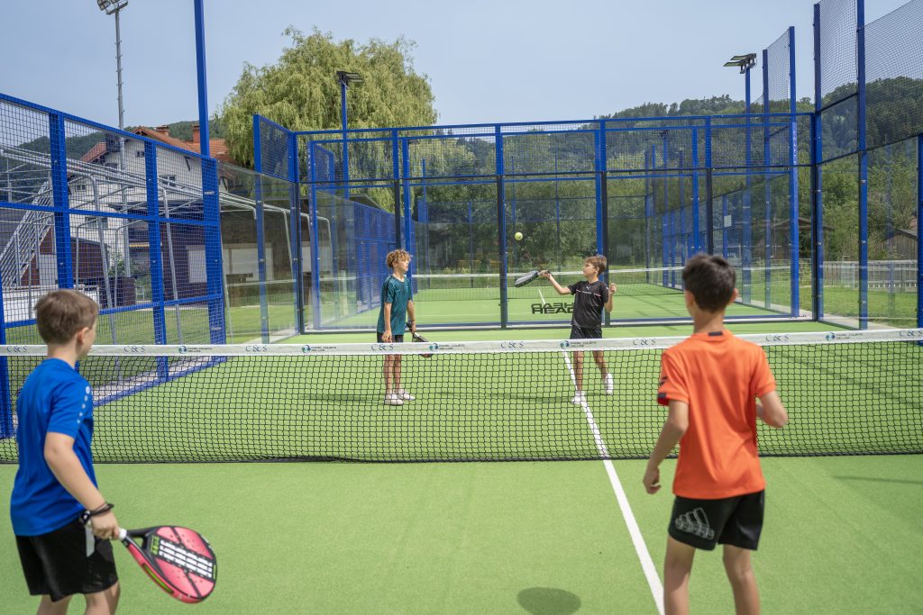 kinder spielen padeltennis