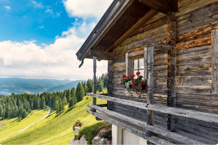 schönes altes Bauerhaus, im hintergrund mit schöner waldlandschaft