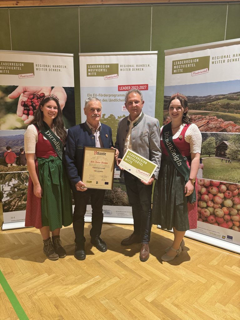 dirndlhoheiten gratulieren neuen obmann der leader region mostviertel mitte 