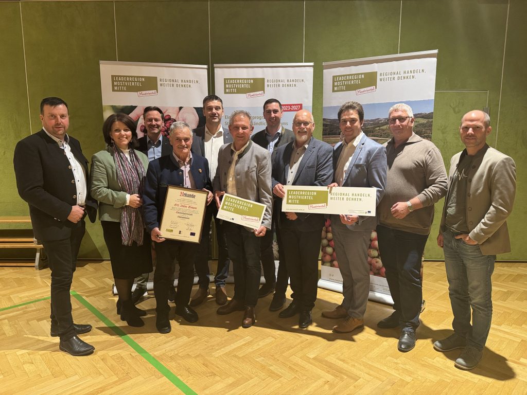 gruppenfoto bei der verabschiedung von obmann gonaus der leader region mostviertel mitte
