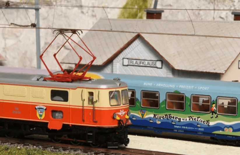 modellbahnmuseum, miniatur zug in gelb und rot, zweiter zug blaub mit der aufschrift kirchberg a.d. pielach