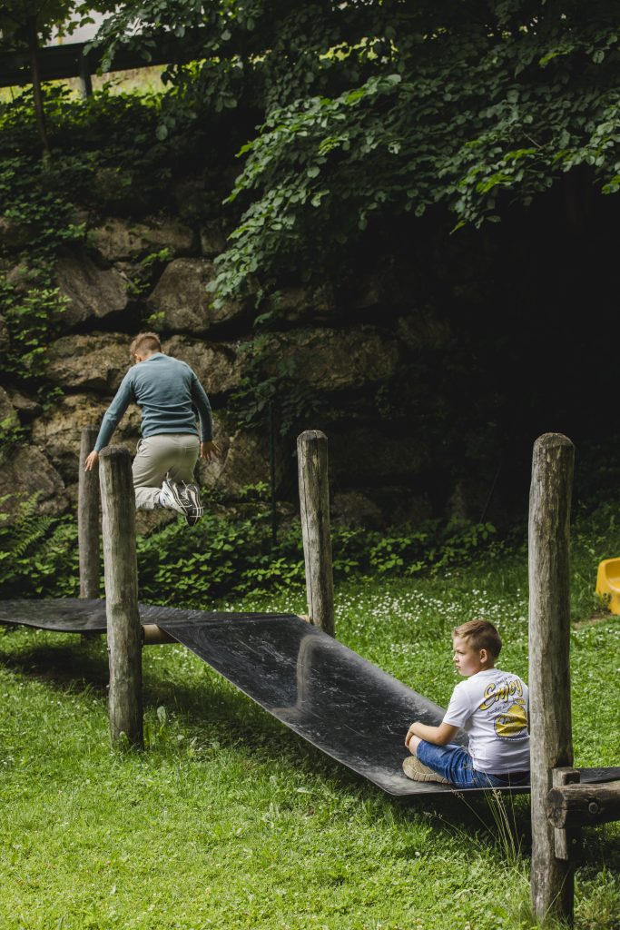 kinder springen auf einem gummi-wackelband 