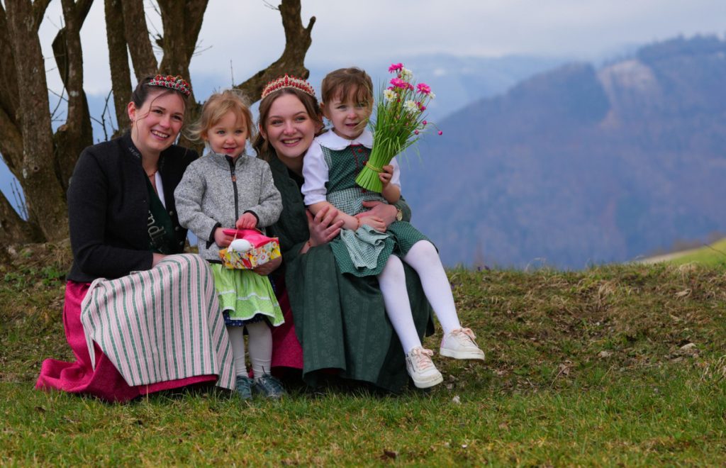 Dirndlhoheiten mit zwei Kindern, Osternnesterl und Blumen