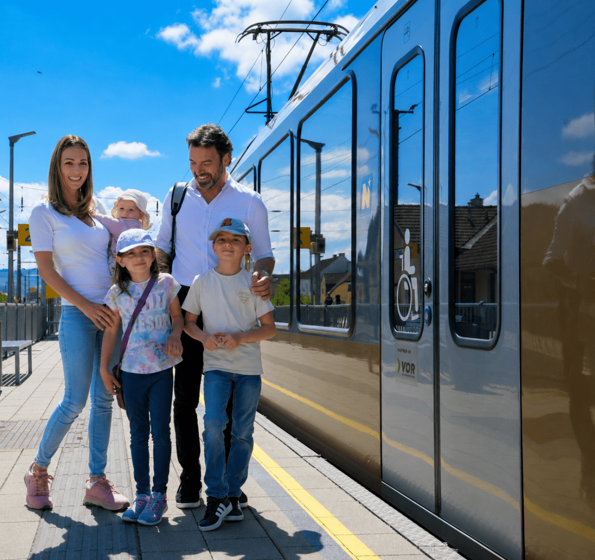 Familie steht vor Mariazellerbahn